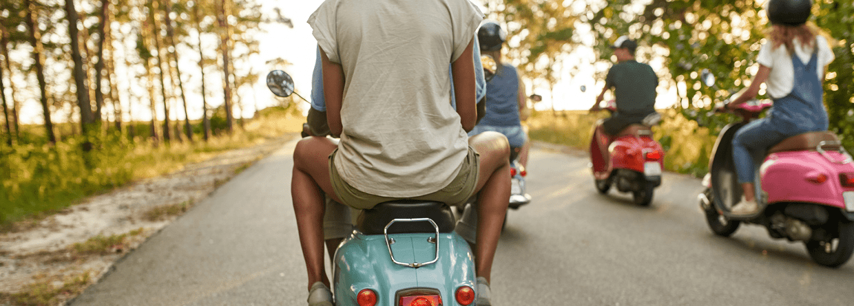 Groepje jonge mensen rijdend op scooters