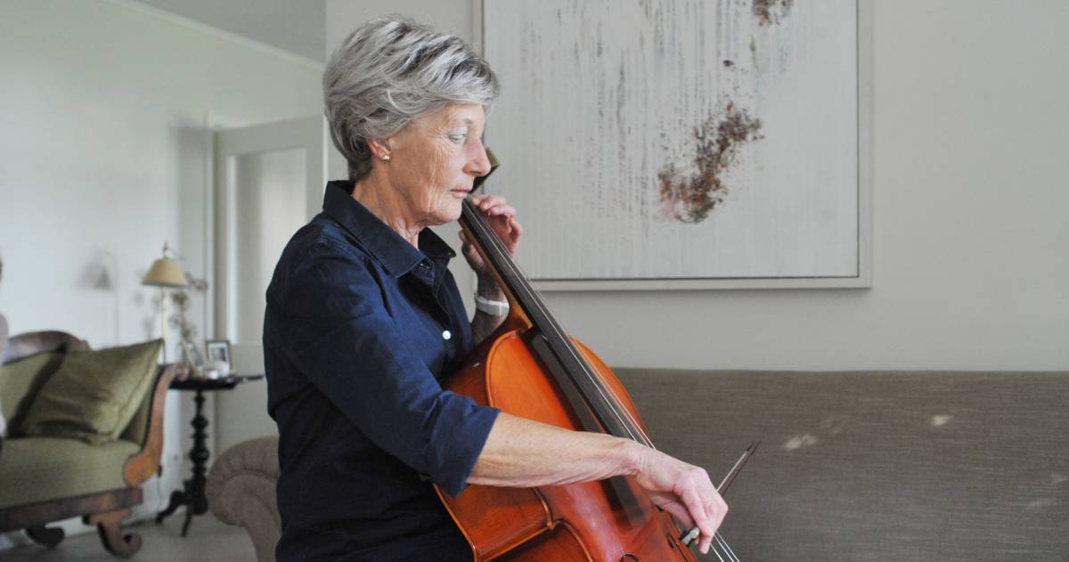 Een oudere vrouw bespeelt de cello