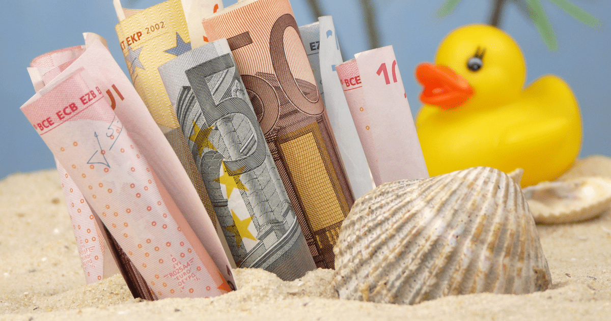 Vakantiegeld; strand, bad eendje, palmbomen, schelp, briefgeld