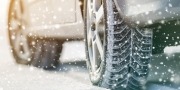 Autobanden in de sneeuw