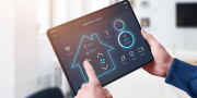 Man met tablet in hand met een smart home control system